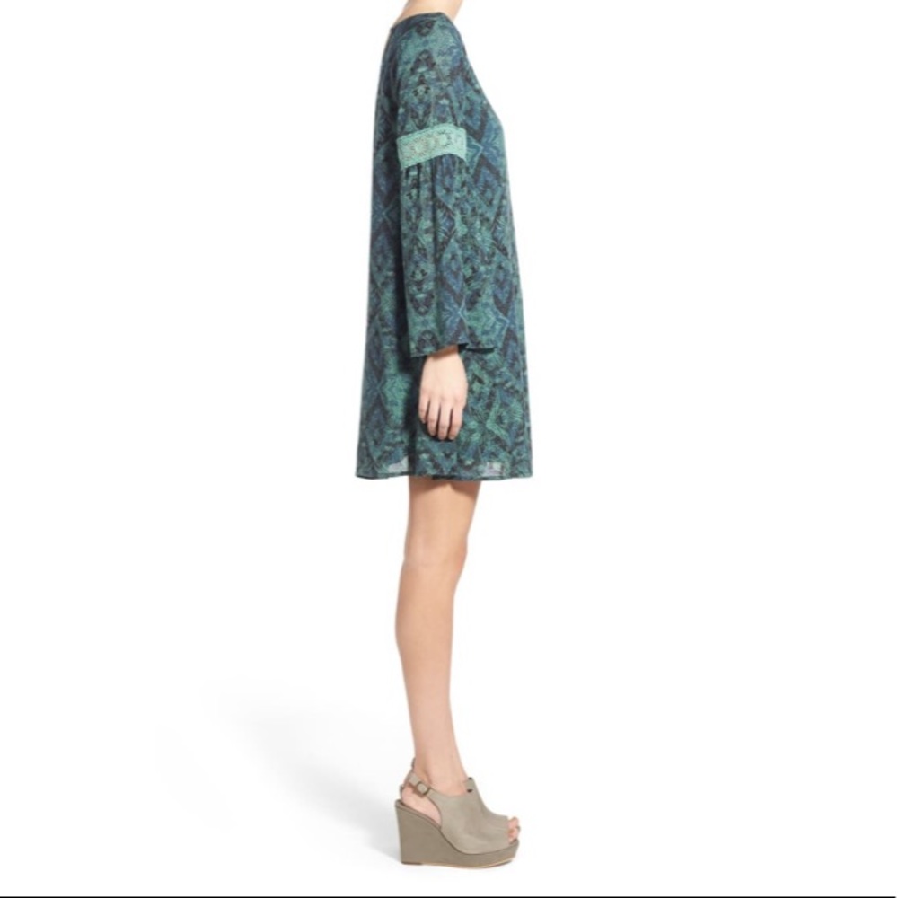 SUN & SHADOW Print Bell Sleeve Shift Dress - Picture 3 of 11